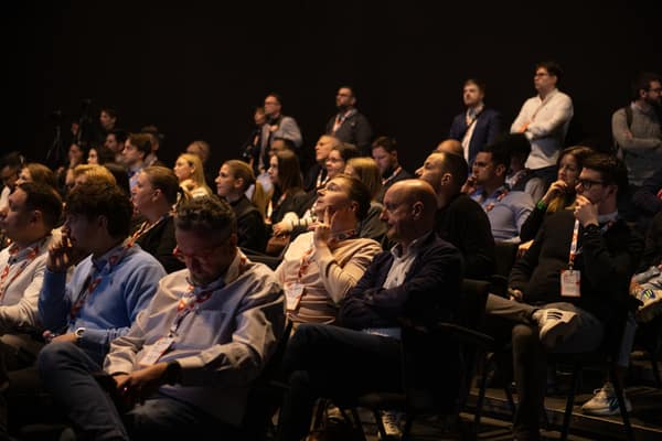 Audience close-up during a session