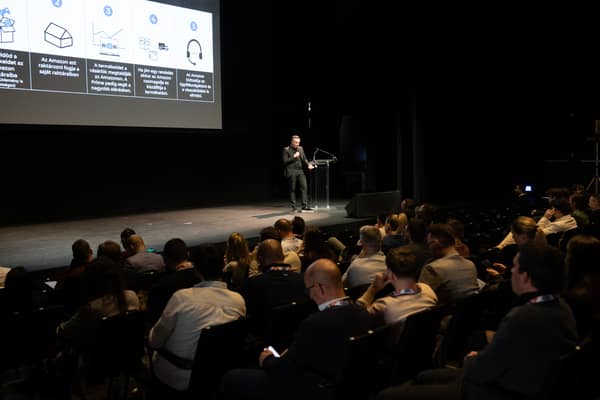 Amazon fulfillment session on the main stage