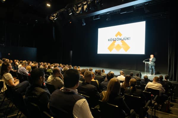 Closing session with the full audience in the room